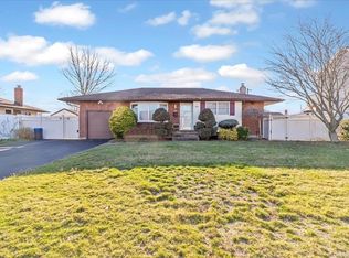 80 W 9th St, Deer Park, NY 11729