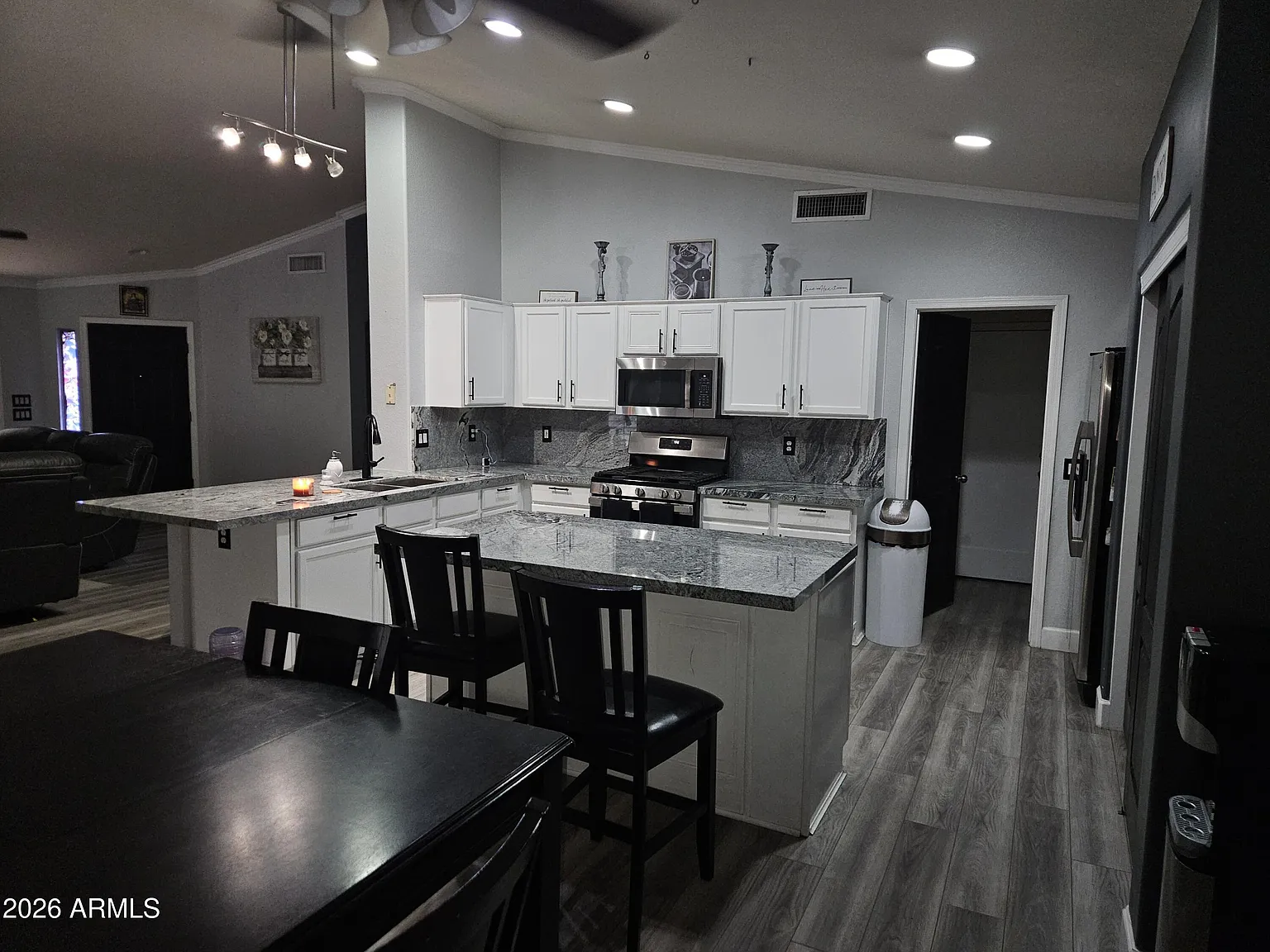 3 bed, 2.0 bath, 1679 sqft, $2,380 — Photo 4
