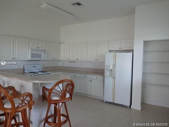 4th image of 1012 NE 35th Ave #0