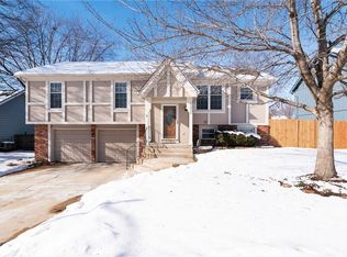 13932 S Sycamore St, Olathe, KS 66062
