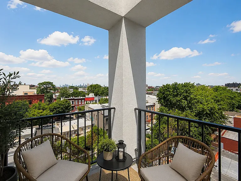 503 Evergreen Ave #5B — Photo 1