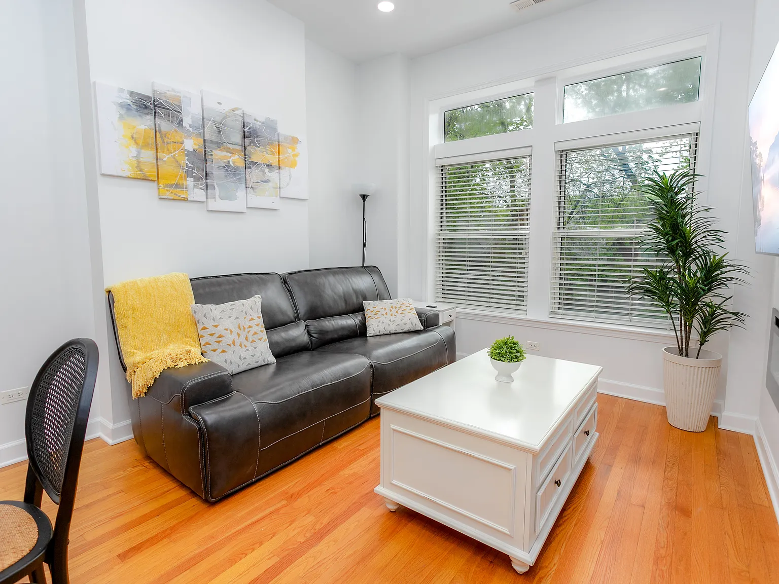 2232 W Homer St — Photo 1