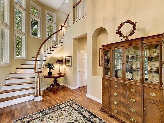 4th image of 110 Woodview Ct