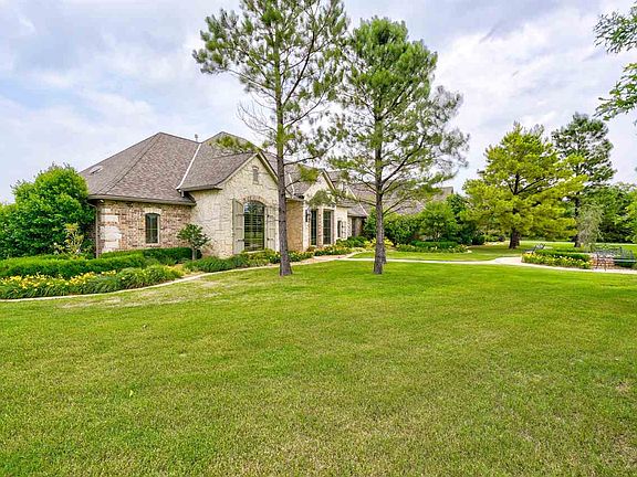4th image of 3730 NE Yorkshire Dr