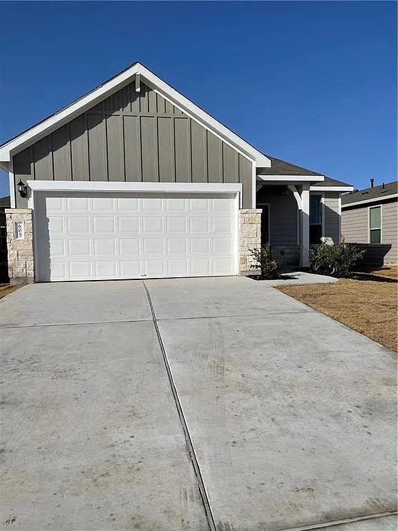 3 bed, 2.0 bath, 1417 sqft, $2,000 — Photo 1