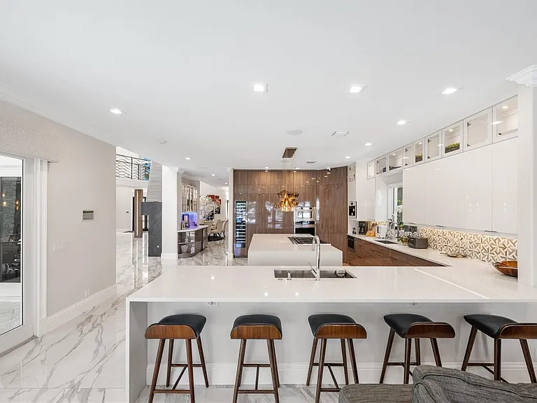 2307 N Riverside Dr — Photo 49