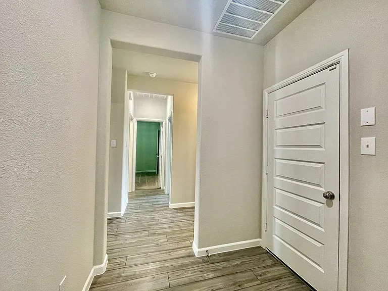 525 Ardsley Ln — Photo 5