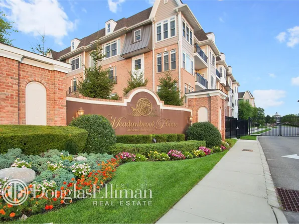 140 Shady Ln, Westbury, NY 11590