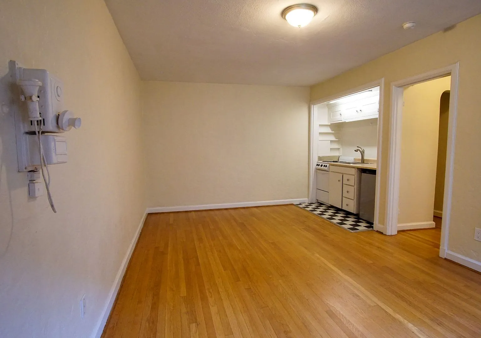 Dreamy Studio Just off 23rd Ave Available Now! — Photo 4
