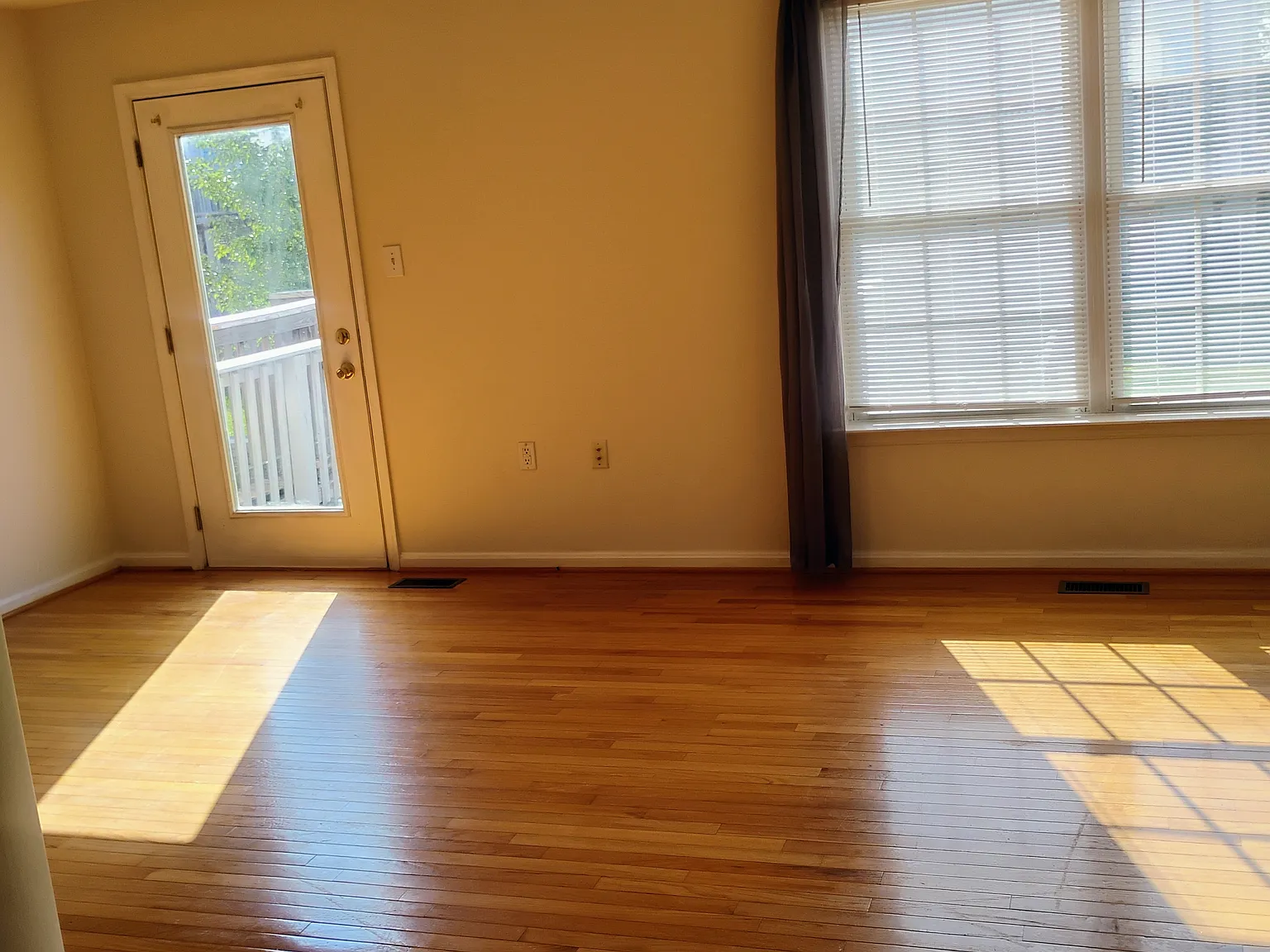 3 bed, 2.5 bath, 1360 sqft, $1,645 — Photo 3