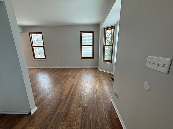 4th image of 994 Cambridge Dr