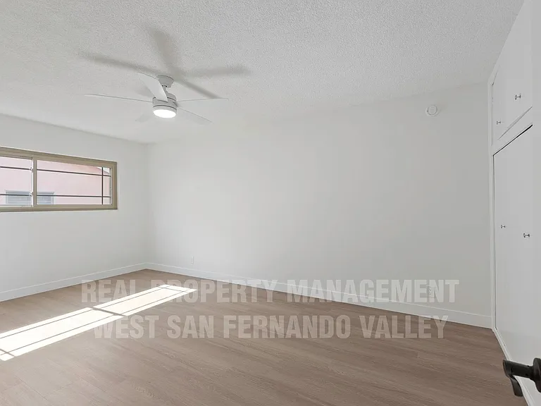 12920 Aetna St — Photo 25