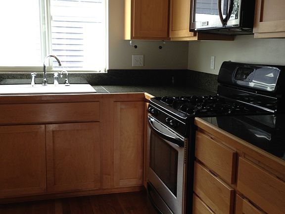 kitchen : stainless steel, gas stove