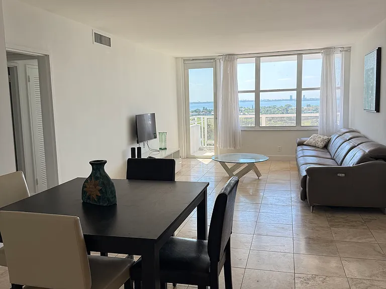 5700 Collins Ave #15 — Photo 2