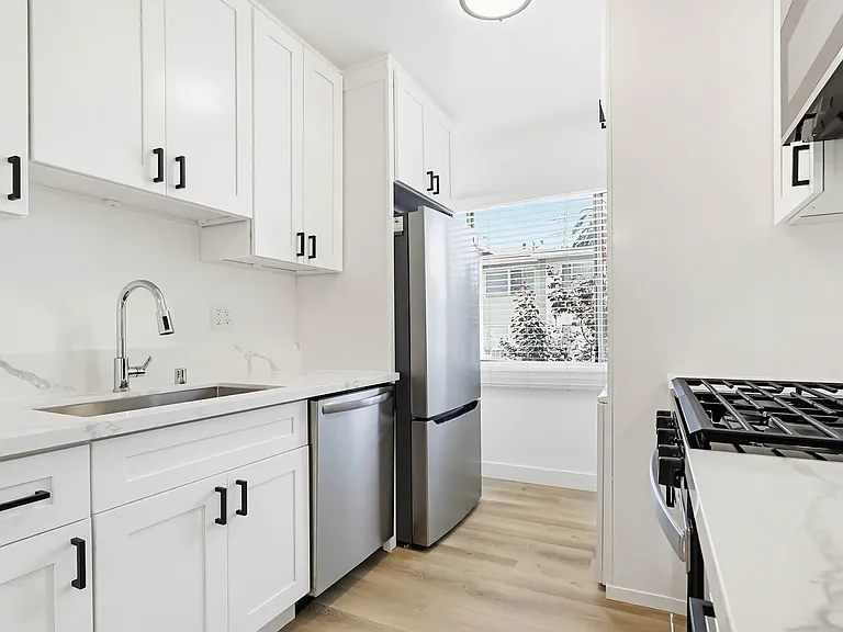 Quiet Jefferson Park Apartments Spacious, Secure & Centrally Located — Photo 13