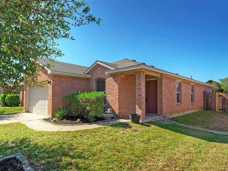 913 Dexter Dr — Photo 3