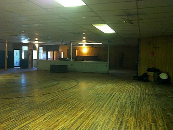 5th image of 200 Avenue E