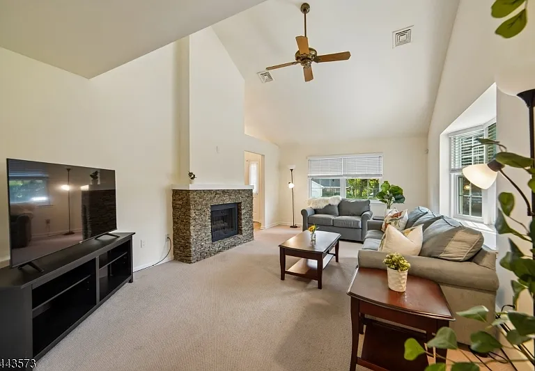 29 Coachlight Dr — Photo 5
