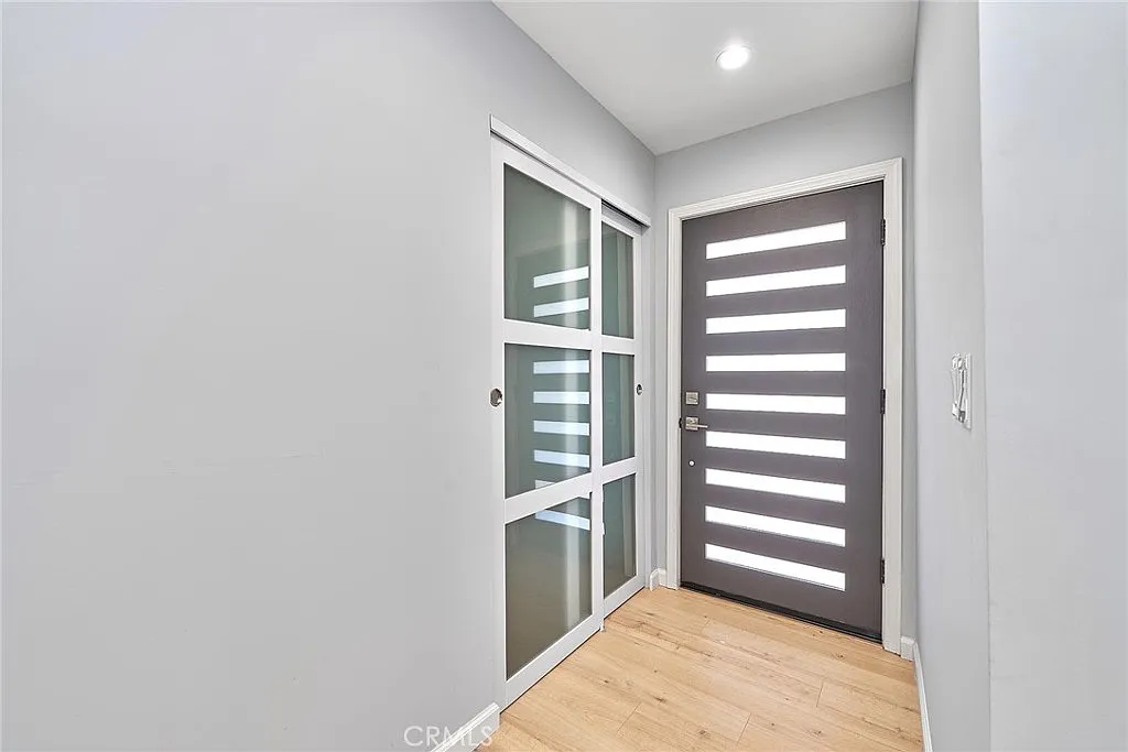 3 bed, 1061 sqft, $3,800 — Photo 2