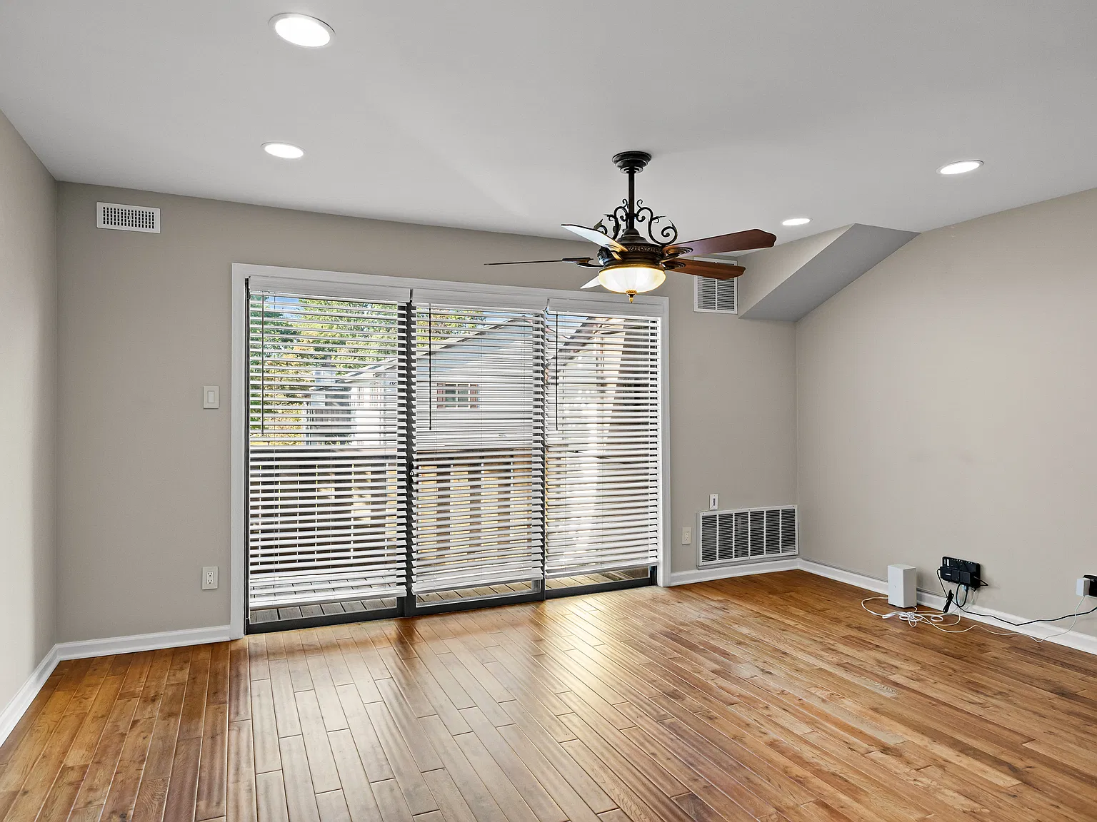2 bed, 934 sqft, $2,300 — Photo 4