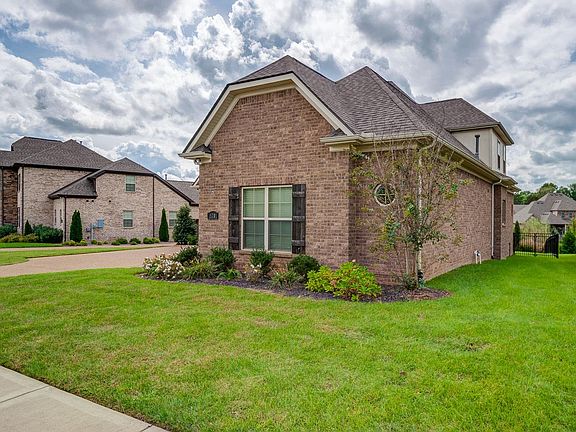 2nd image of 820 Queen Annes Ct