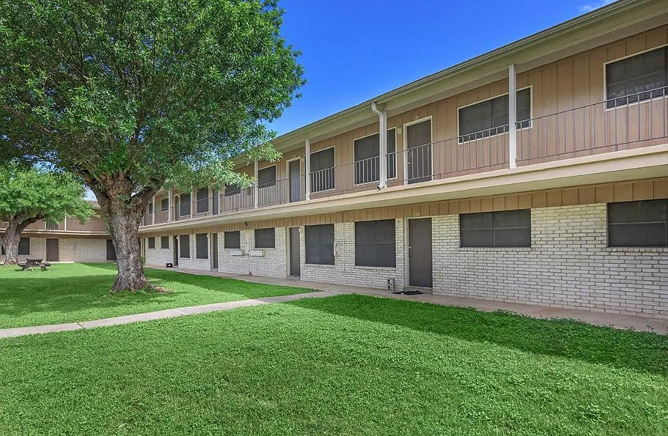 Oak Tree Apartments — Photo 1