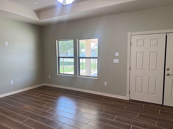 4th image of 704 E 14th St