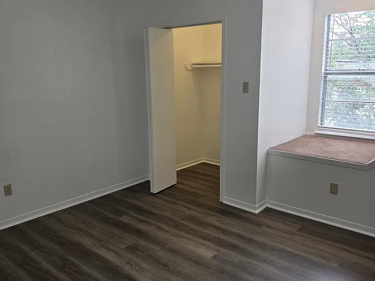 Master Bedroom w/walk-in closet