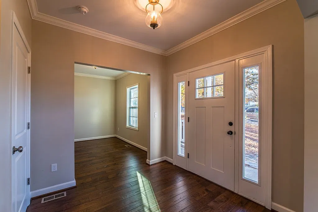 Large 4 Bed/2.5 Bath Home W/ Bonus Room — Photo 4