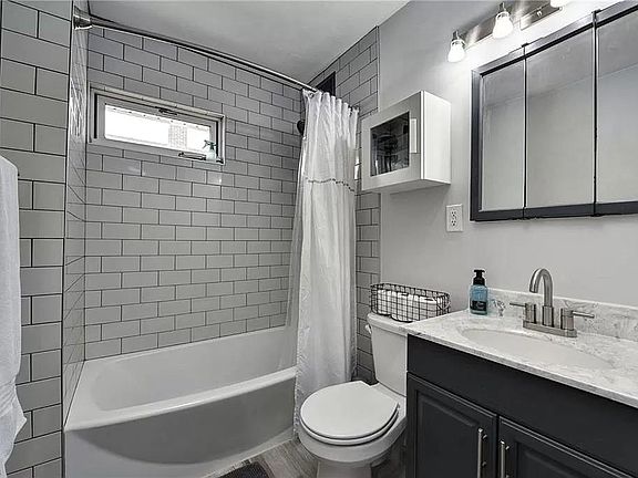 4th image of 13448 Clifton Blvd #13450