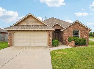 860 SW 10th St, Moore, OK 73160
