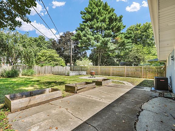 3rd image of 1606 Normandy Dr