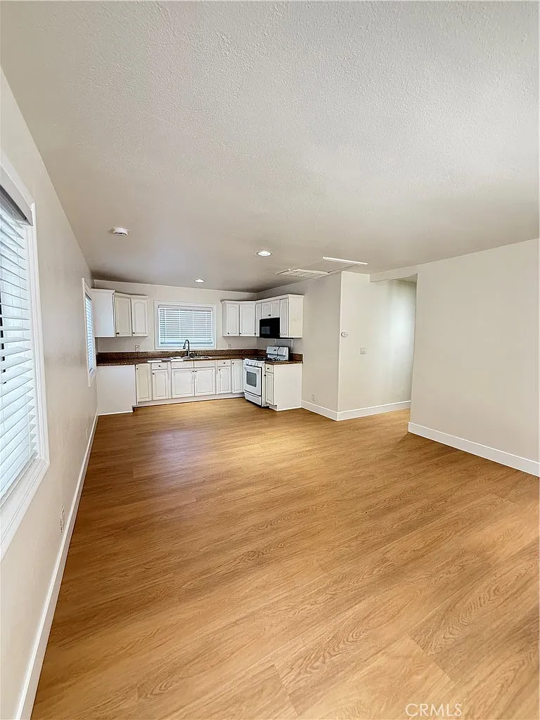 2 bed, 700 sqft, $2,400 — Photo 2