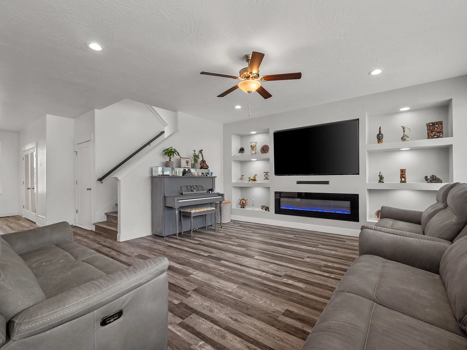 5 bed, 2.5 bath, 3000 sqft, $3,350 — Photo 2