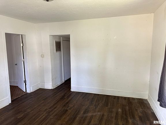 3rd image of 423/431 E Prairie St
