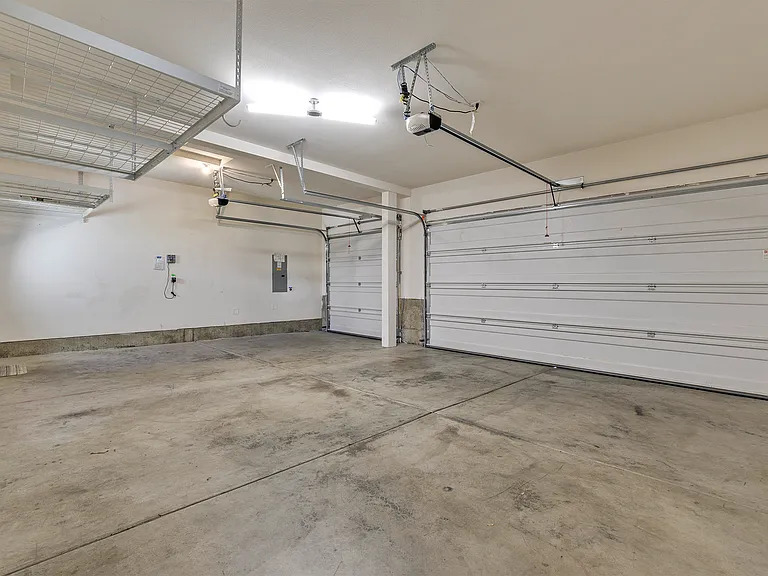 2073 Silverstone Dr — Photo 21