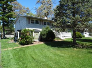 210 W Pleasant View Dr, McHenry, IL 60050