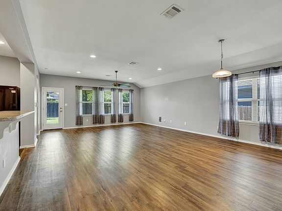5th image of 128 Sage Meadows Dr
