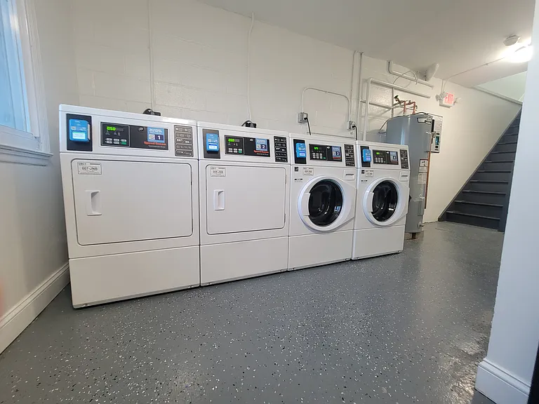 Laundry in building pic#1