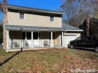 83 Pleasant St, Huntington, NY 11743