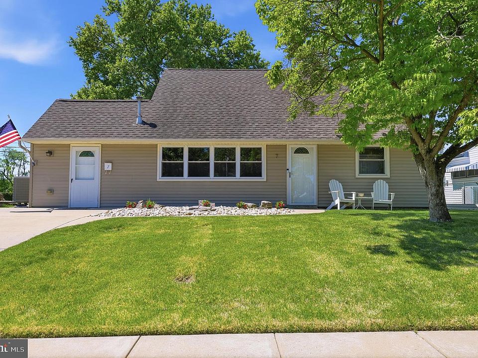 1st image of 7 New Pond Ln