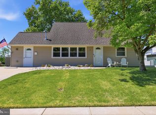 7 New Pond Ln, Levittown, PA 19054
