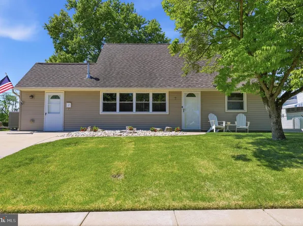 7 New Pond Ln, Levittown, PA 19054