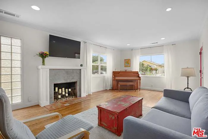 6322 S Harcourt Ave — Photo 5