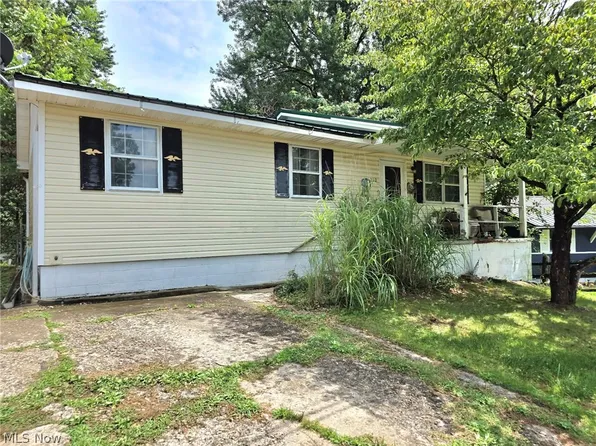 210 E 10th St, Williamstown, WV 26187