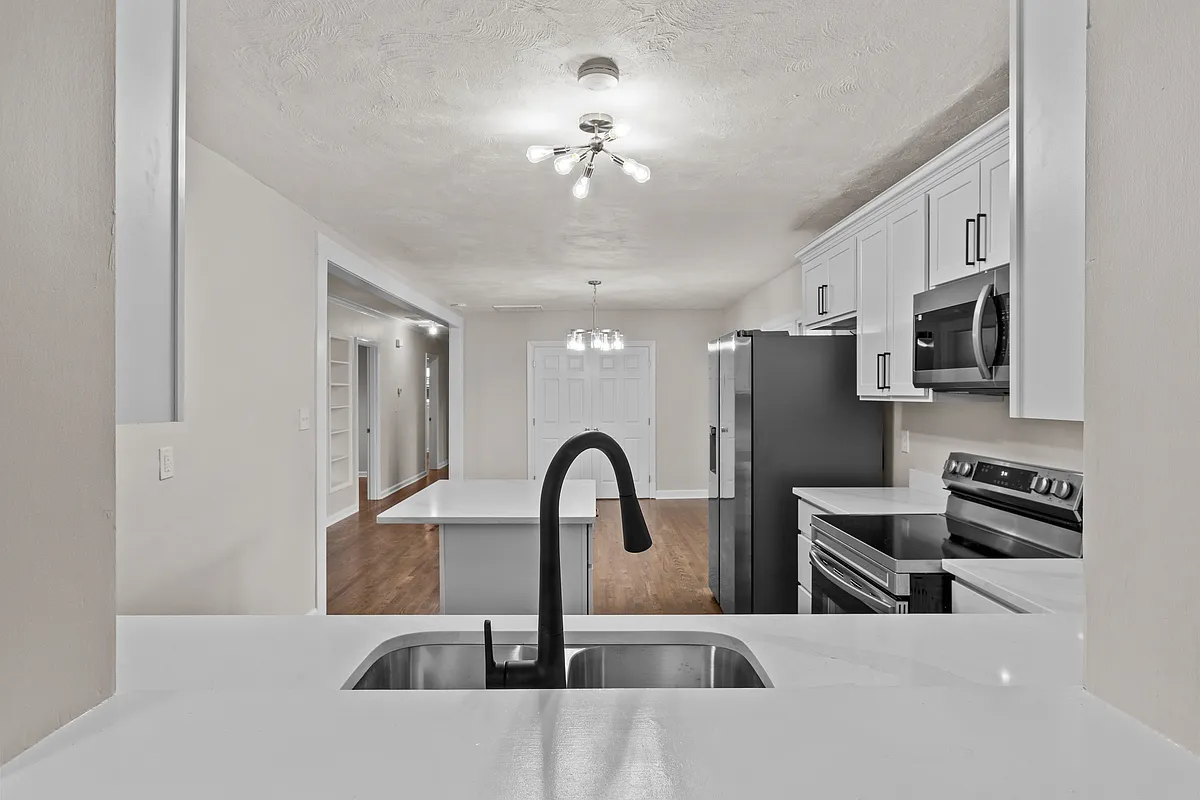 kitchen - 607 Shawnee Rd