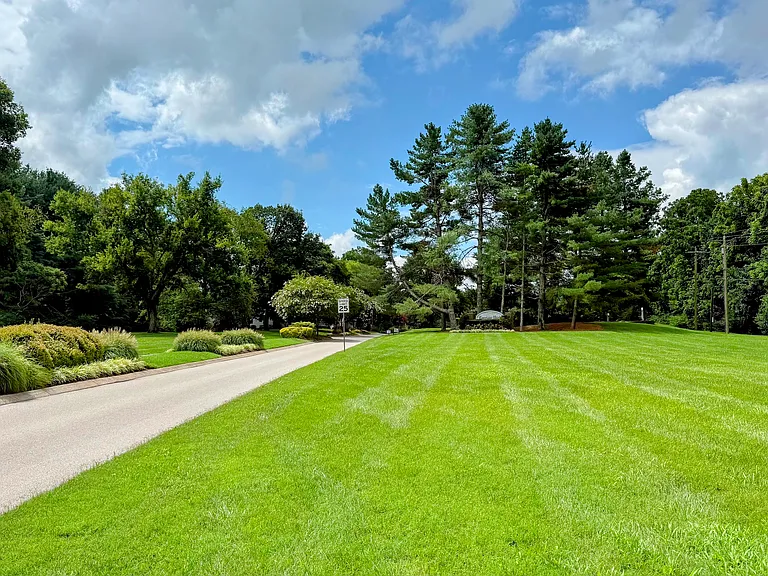 1221 Carriage Park Dr — Photo 17