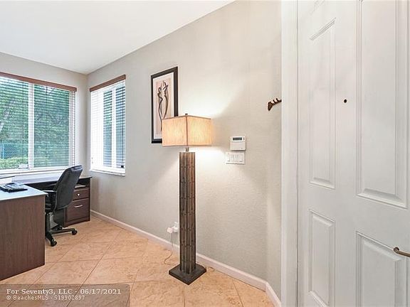 4th image of 3058 N Evergreen Cir
