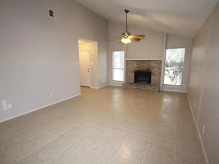 1106 Ravenscourt Dr — Photo 5