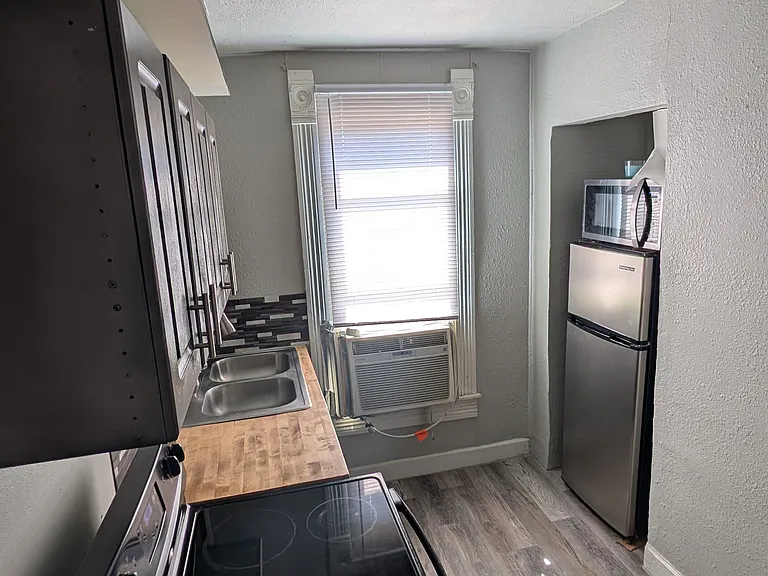 2723 2nd Ave #3 — Photo 2